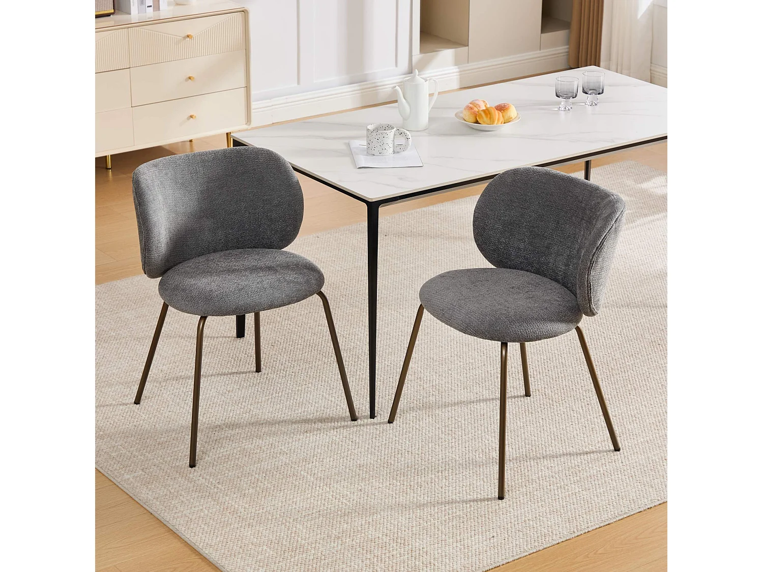 Lot de 2 chaises de salle à manger en tissu chenille avec des pieds en métal, coloris beige - longueur 60 x profondeur 57 x hauteur 81 cm Lot de 2 chaises de salle à manger en tissu chenille avec des pieds en métal, coloris beige - longueur 60 x profondeur 57 x hauteur 81 cm